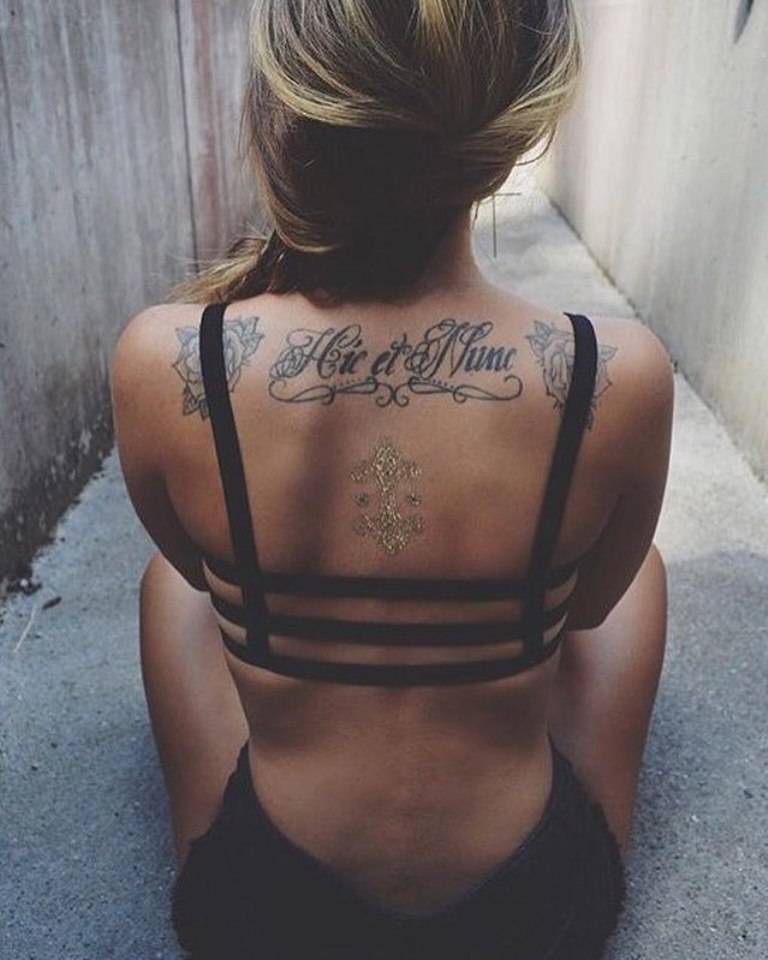Татуировки надписи на спине женские
