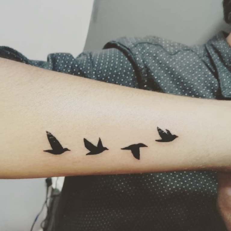 Разлетающиеся птицы тату
