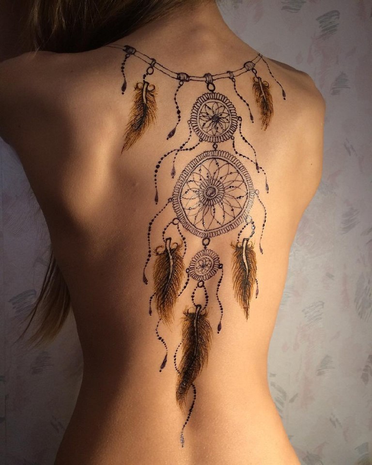 Татуировка ловец снов на спине у девушки