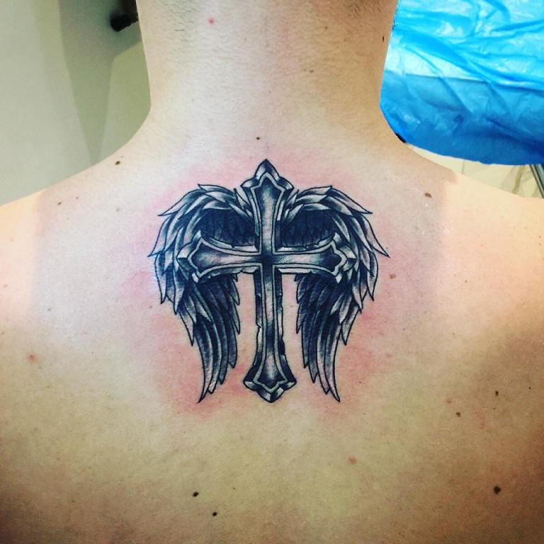 Татуировка креста с крыльями