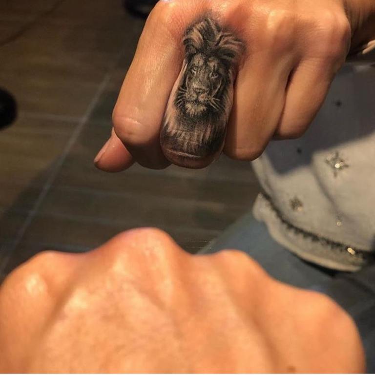 Тату лев на пальце