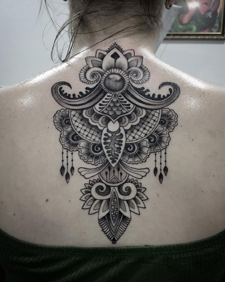 Татуировка мандала женская на спине