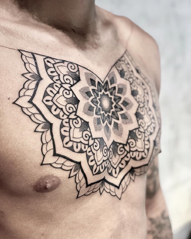Татуировка мужской мандалы на груди