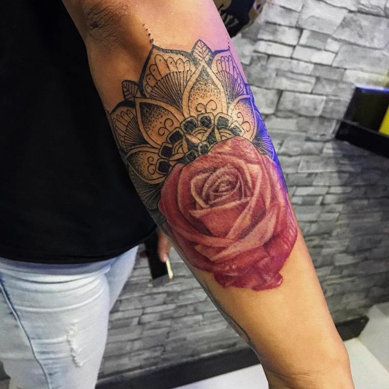 Татуировка мандала с цветком