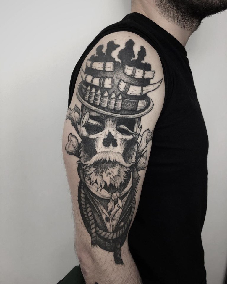 Татуировка череп на плече мужская