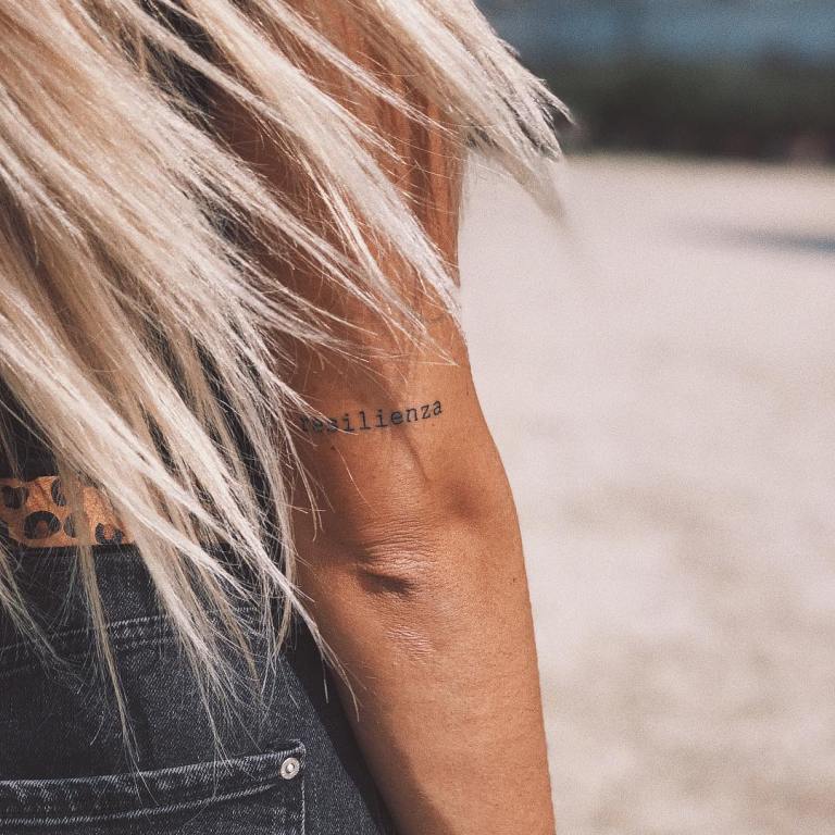 Тату надпись на шее для девушек: слова для татуировок