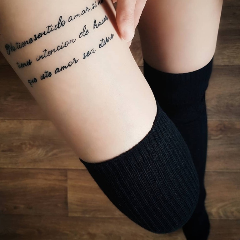 Надпись на французском на ноге у девушки