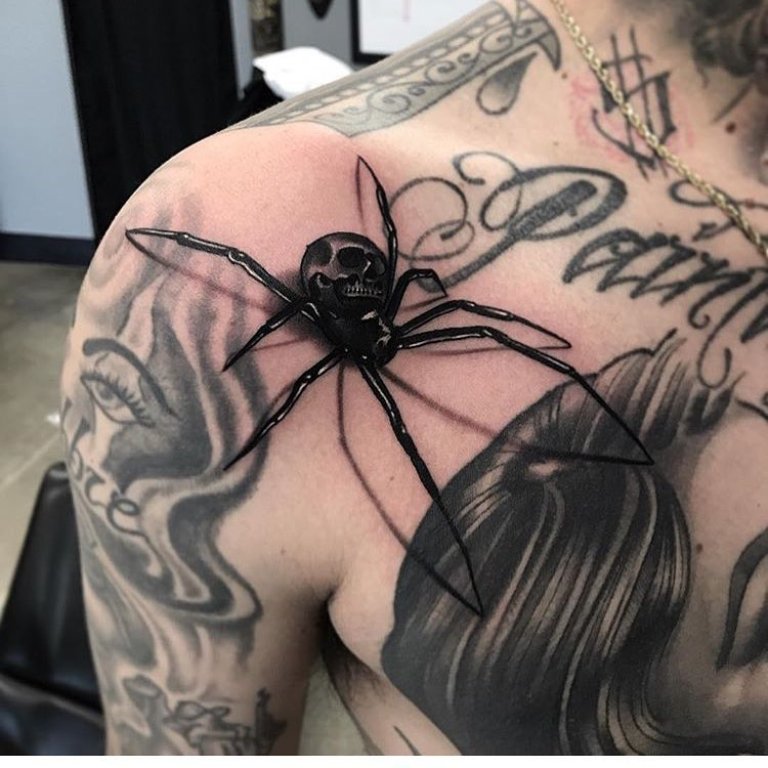 Татуировка паука на груди