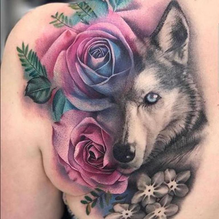 Волчица с розами