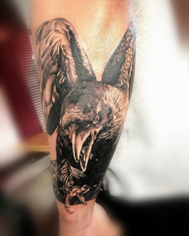 Общее значение татуировки ворон