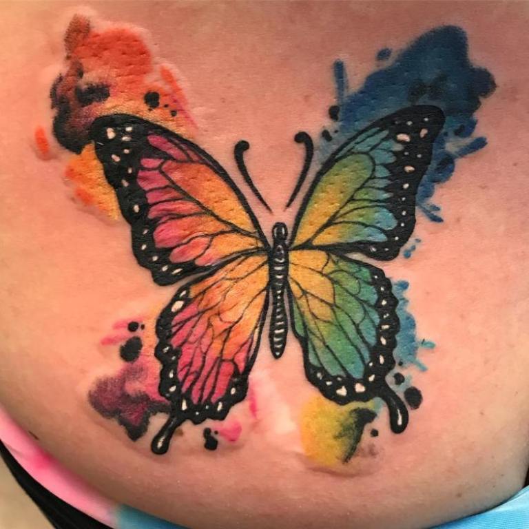 татуировка в виде бабочки.