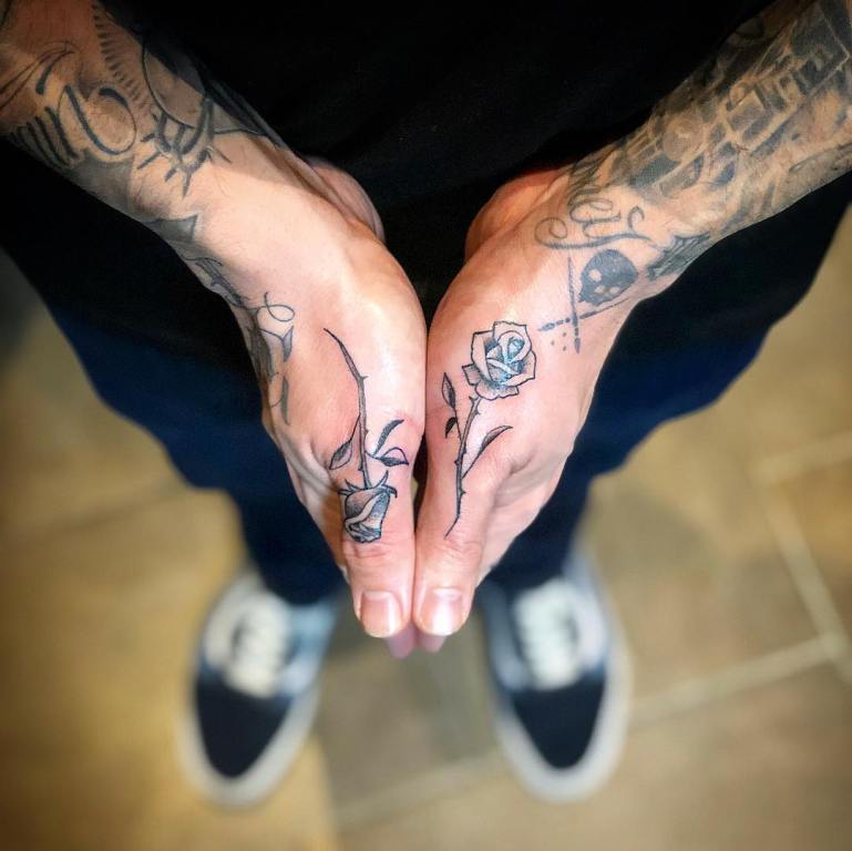 маленькие татуировки на пальцах