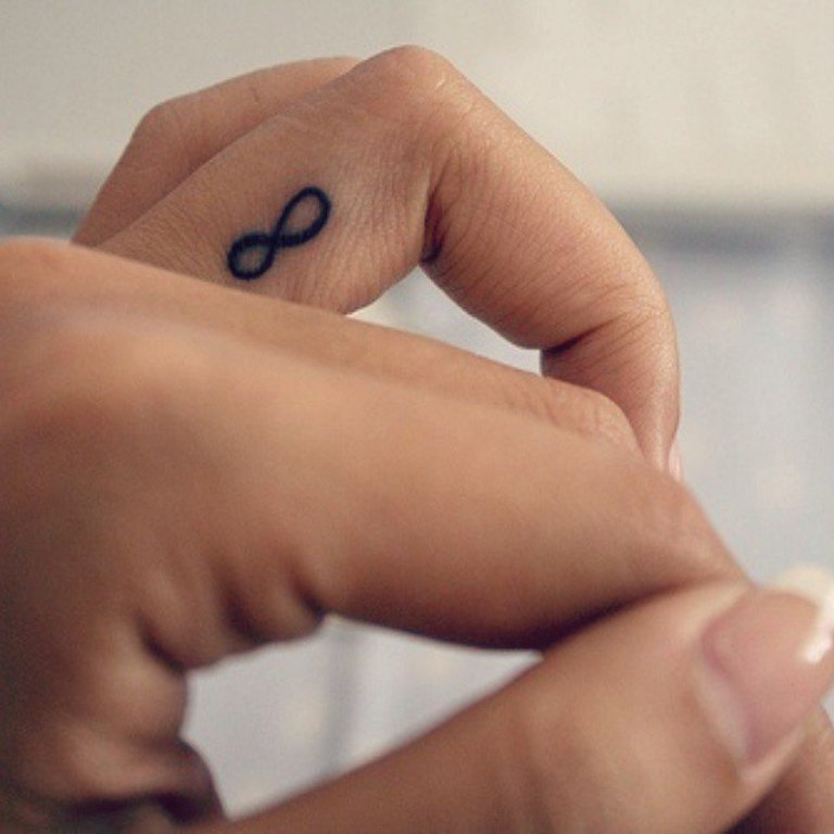 татуировка на пальце