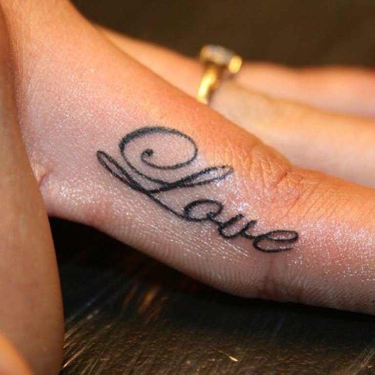 татуировки на пальцах рук для девушек