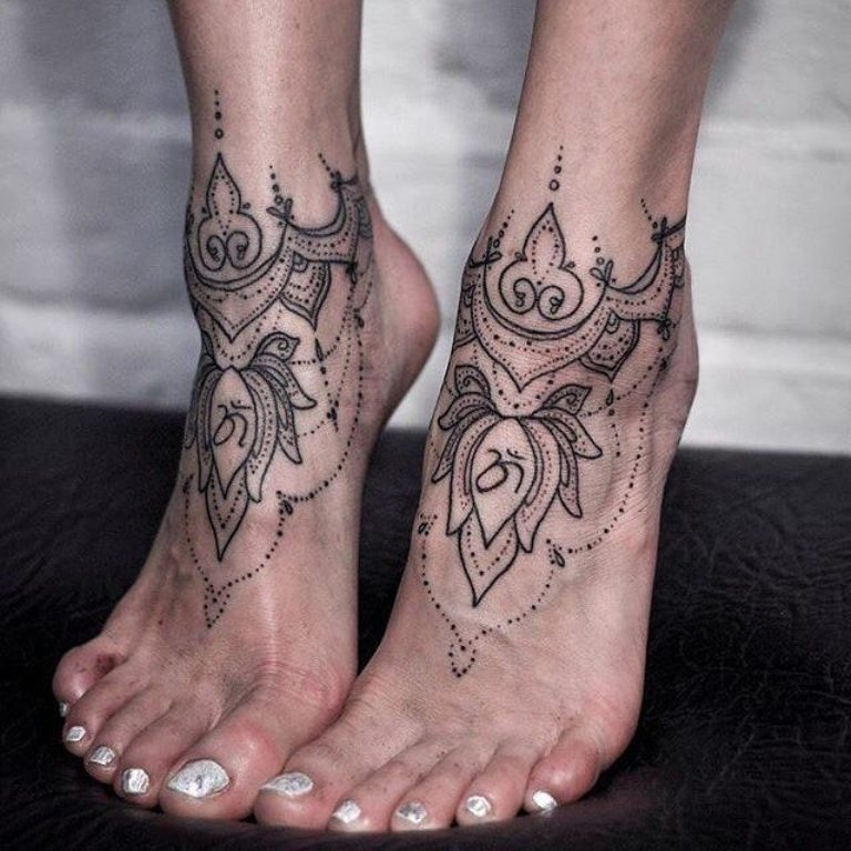 Самый популярный вариант татуировок на ступне - это надписи, мандалы и разн...