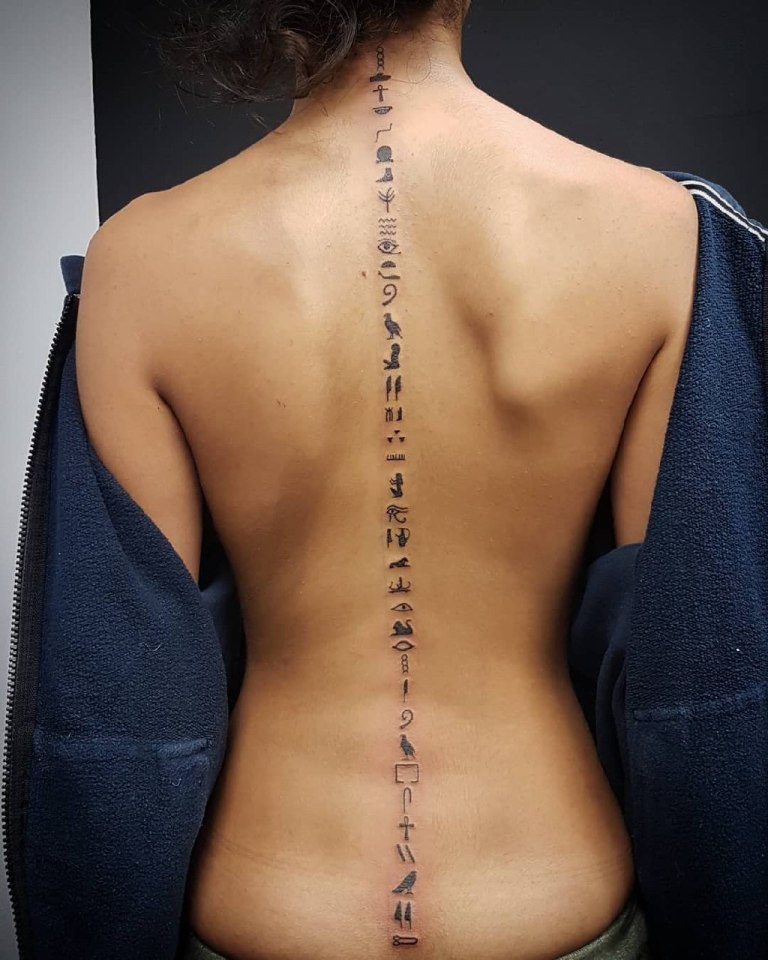 татуировки на спине у девушек