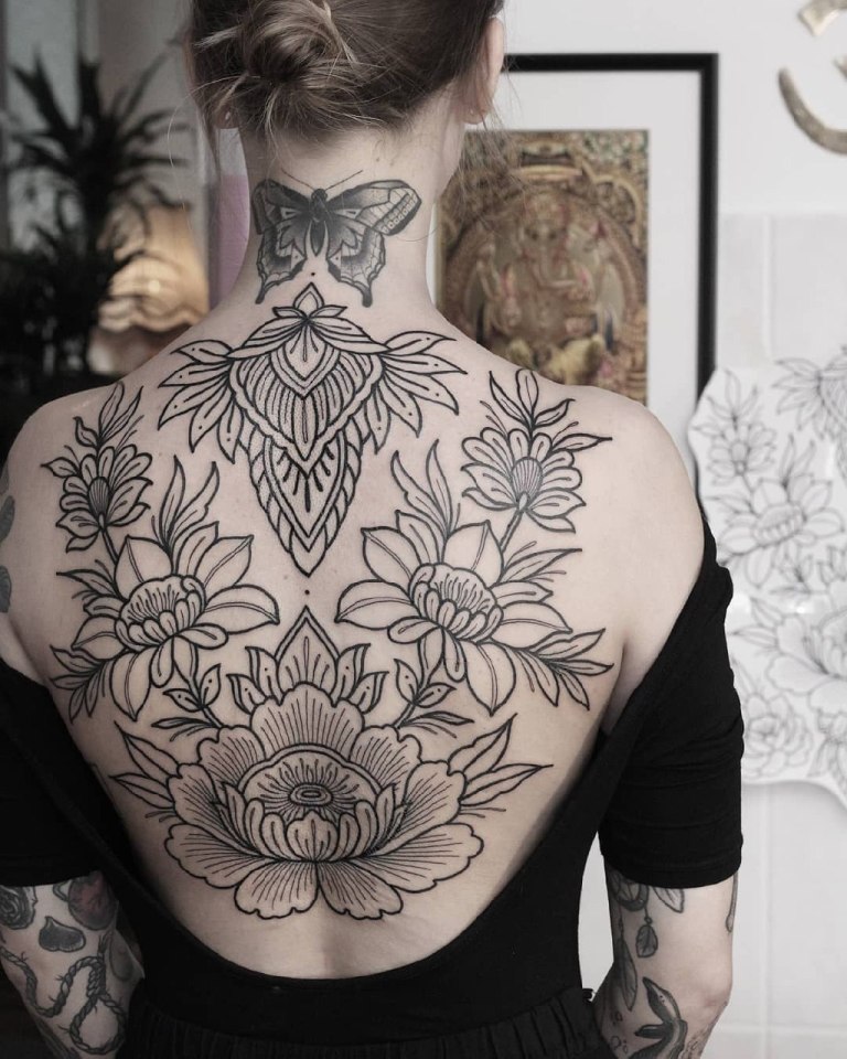 татуировки на спине девушки