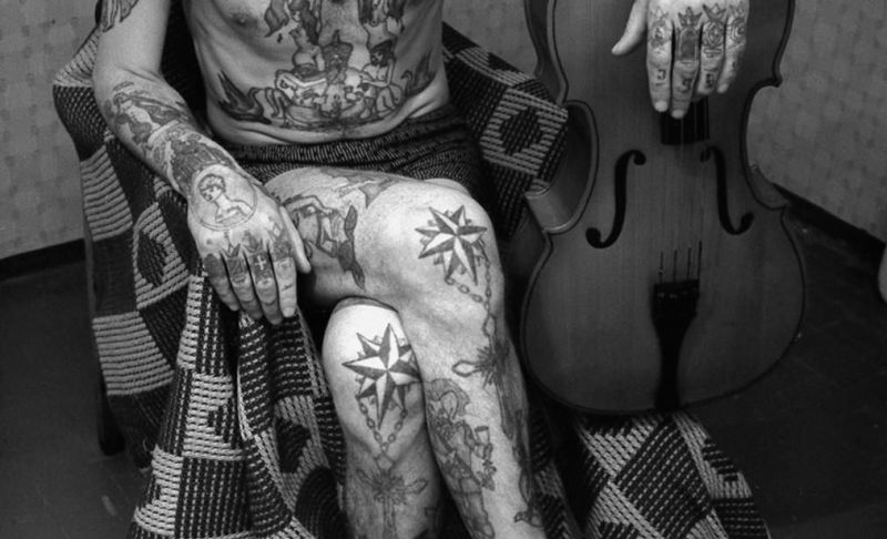 Тюремные наколки на спине и их значение. Воровские татуировки и их значение. Татуировки воров в законе