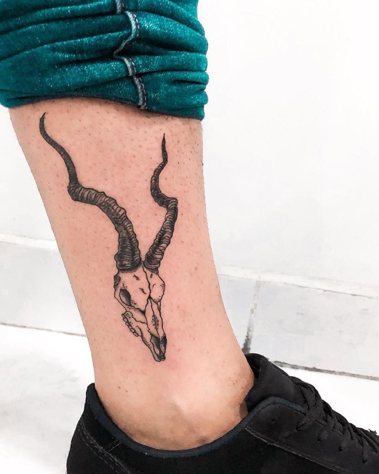 татуировка на ноге мужская