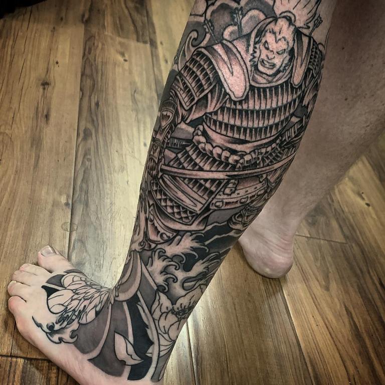 татуировки для мужчин на ноге