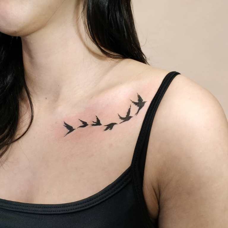 татуировка птицы на ключице