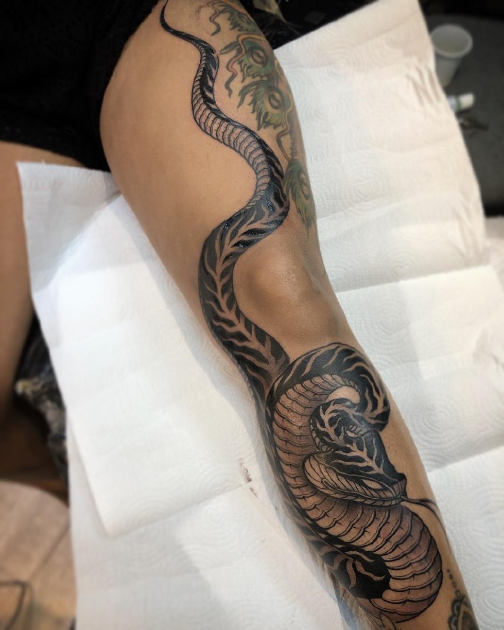 Татуировки змеи для девушек