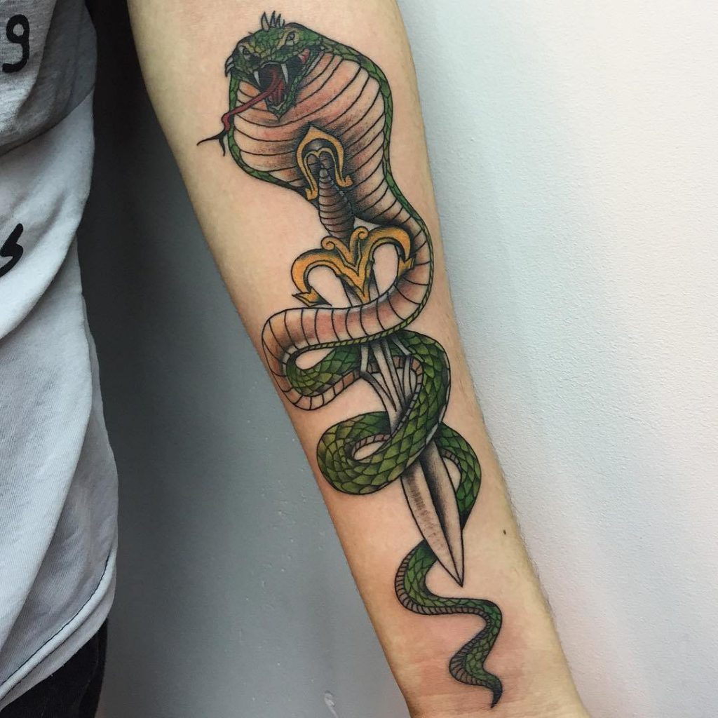 что означает тату змеи