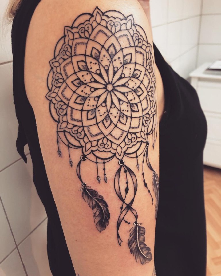 татуировки на плече женские