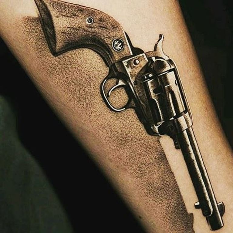 татуировка пистолет на руке