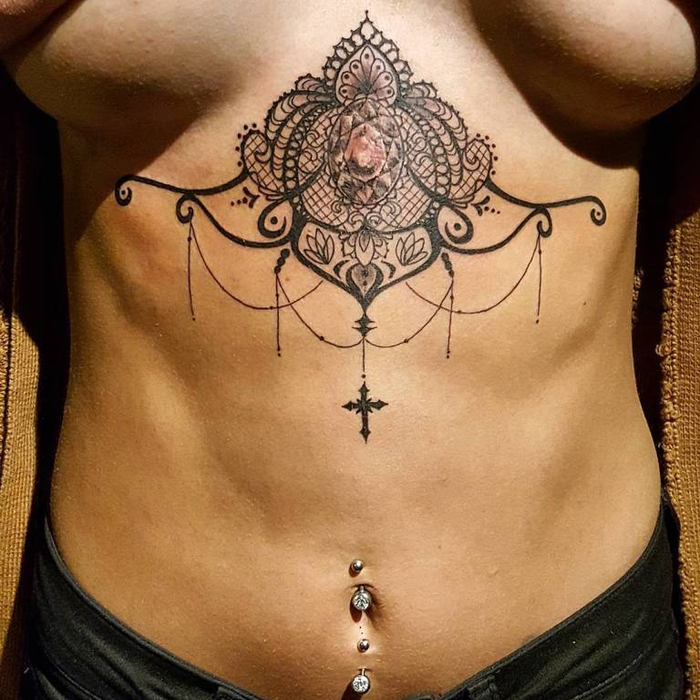 татуировки на груди женские