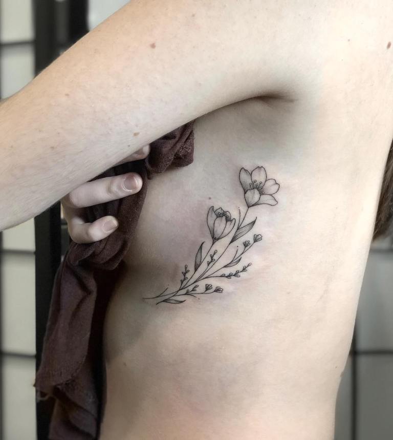 татуировки для девушек под грудью