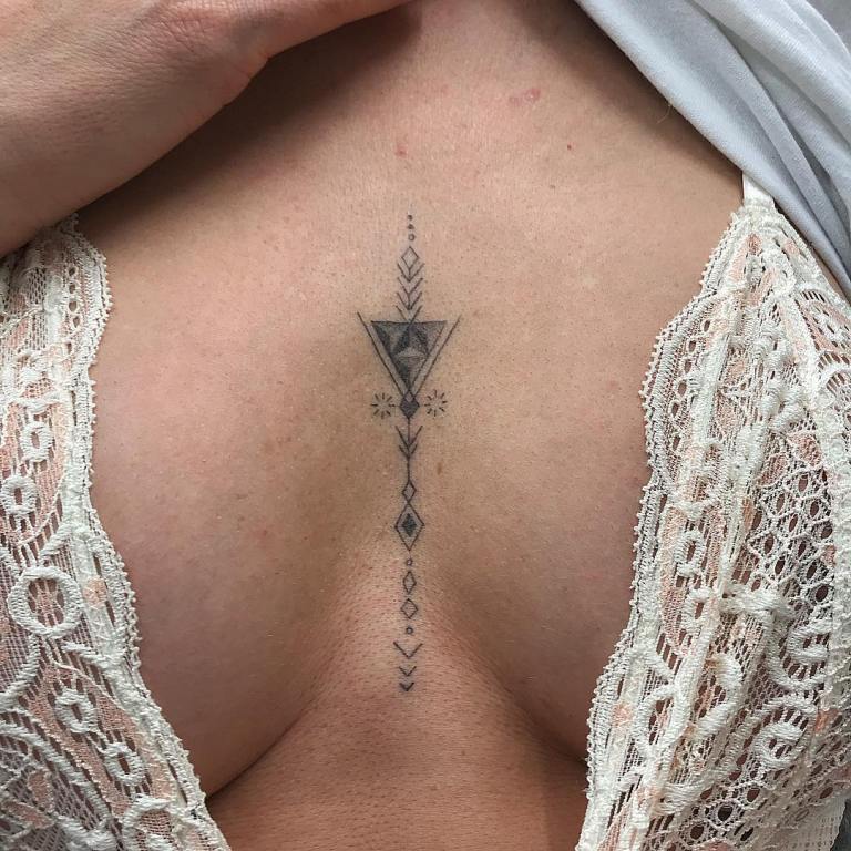 татуировка на грудине женские