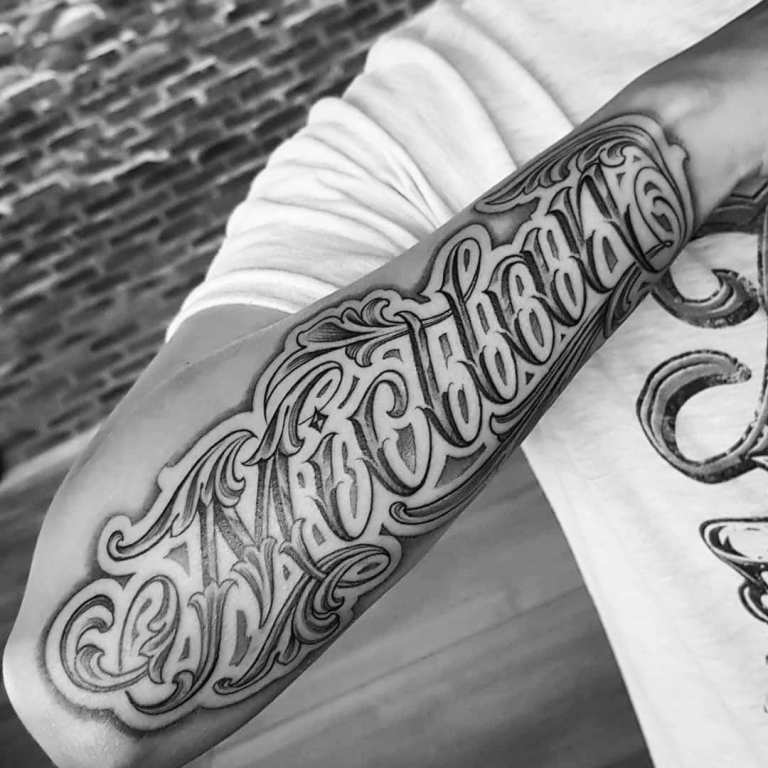 Татуировки с надписью на руке: что это значит?