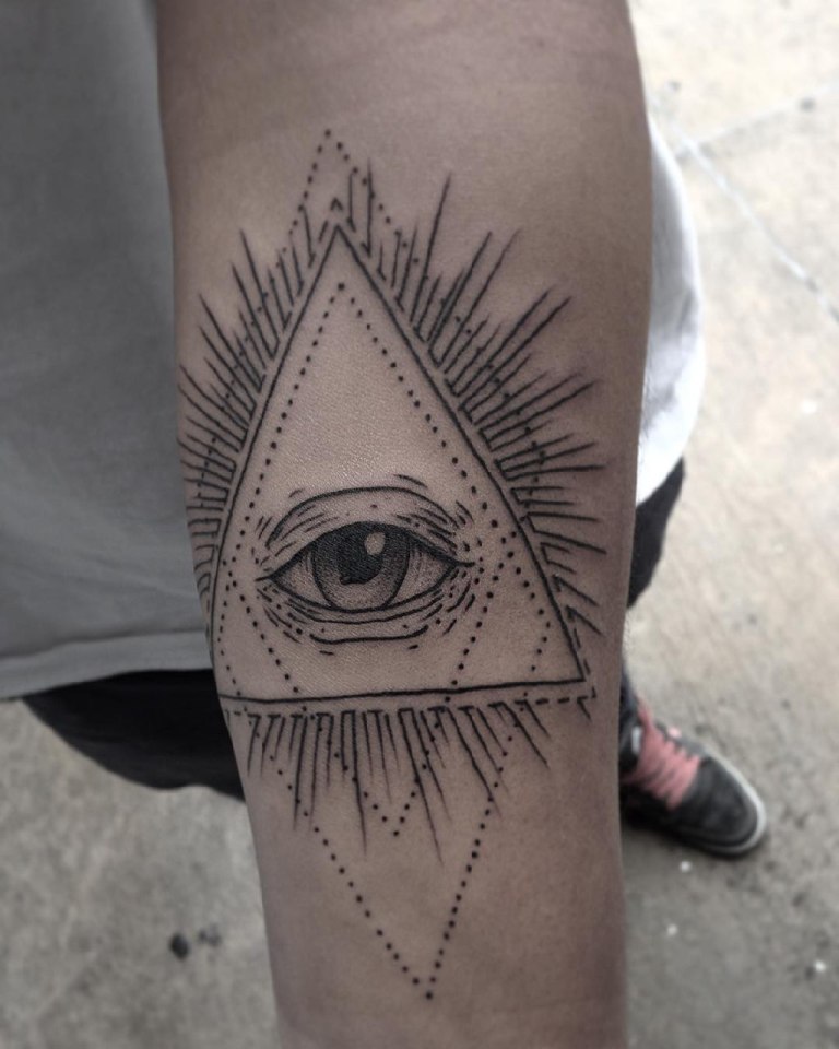 татуировка всевидящее око
