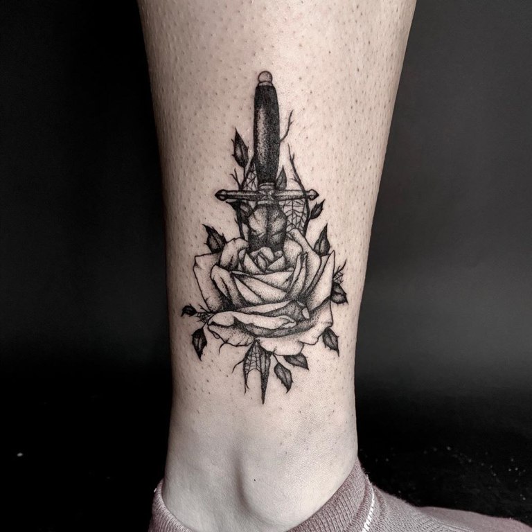 роза с ножом татуировка значение