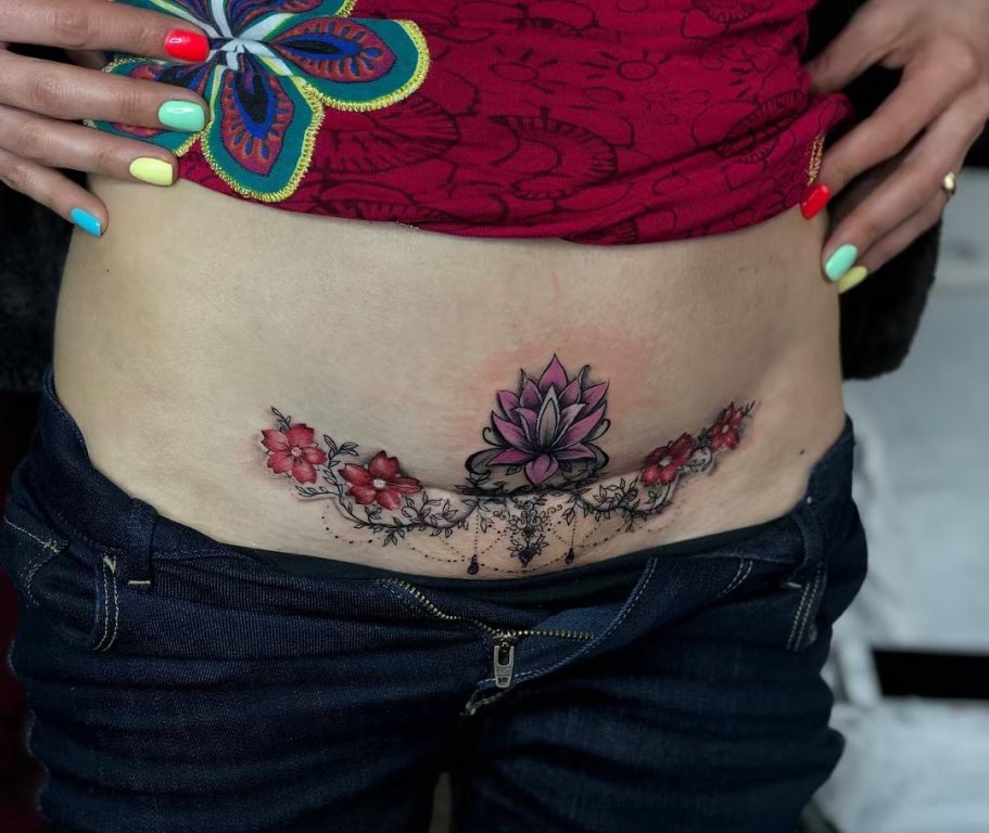 татуировки для девушек на животе на шраме