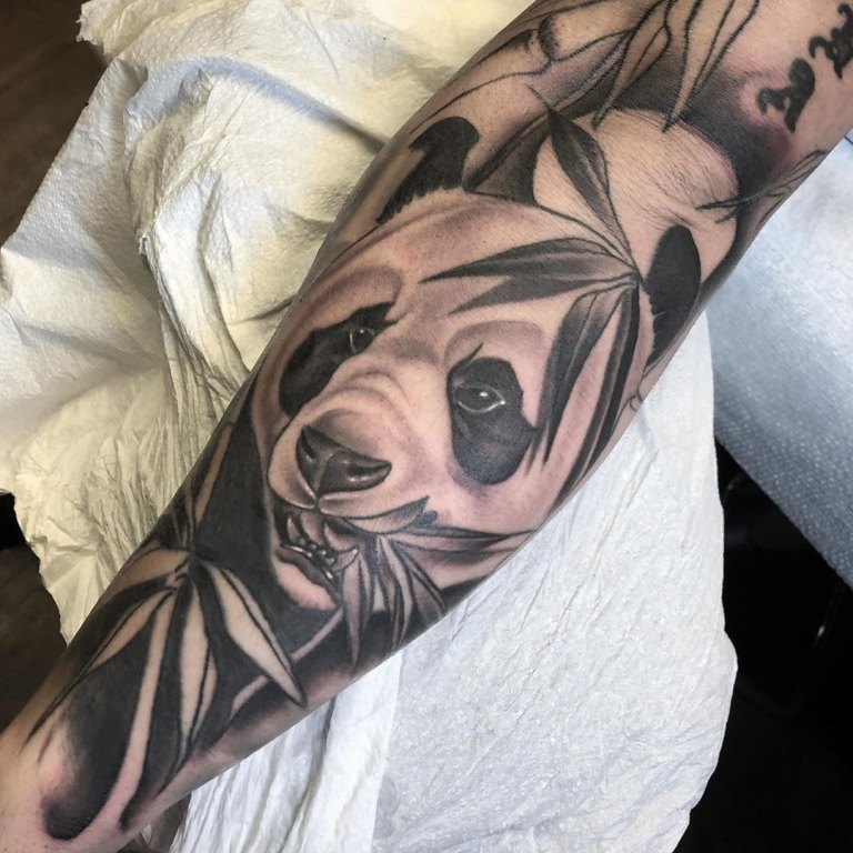 татуировка панда на руке