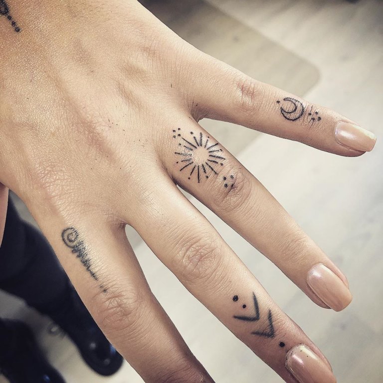 татуировки на пальцах рук