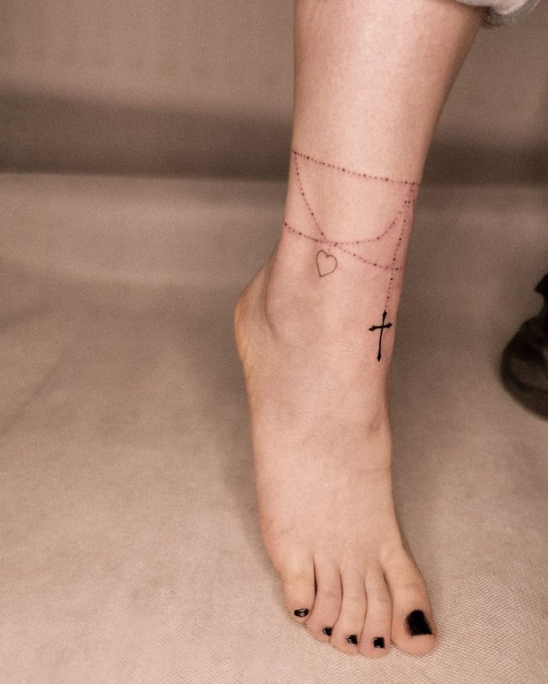 татуировка браслет на ноге