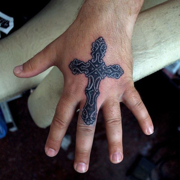 крест на пальце тату