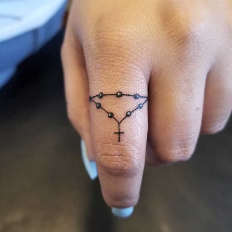 что означает тату крест на пальце