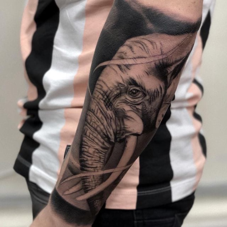 татуировка слон на руке